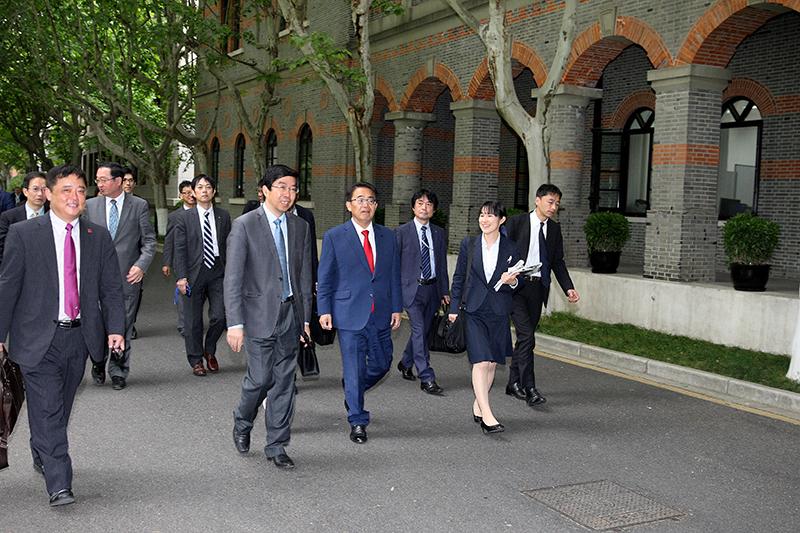 日本爱知县知事大村秀章（Ohmura Hideaki）一行访问上海交通大学