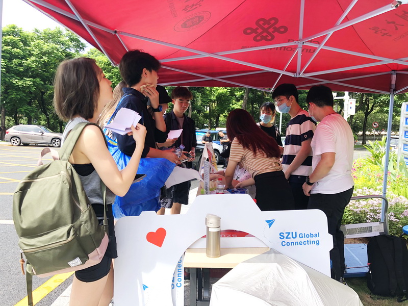 志愿者协助报到 2.jpg